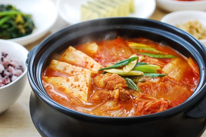 Kimchi jjigae stew cookerru