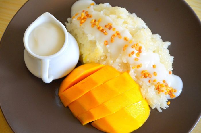 Coconut simpol served smothered ripe mangoes