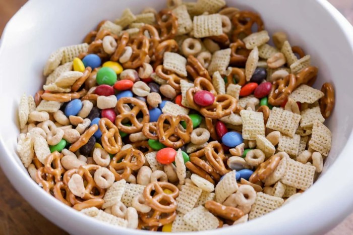 Trash christmas white mix snack chocolate candy recipe treat myorganizedchaos addicting tossed pretzels cereal quick together easy